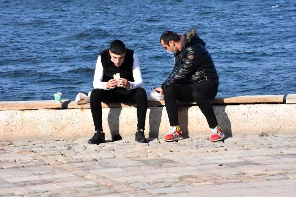 İzmir sahilinde yemek yasağı kuralına uyulmadı