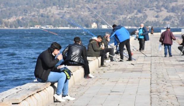 İzmir sahilinde yemek yasağı kuralına uyulmadı