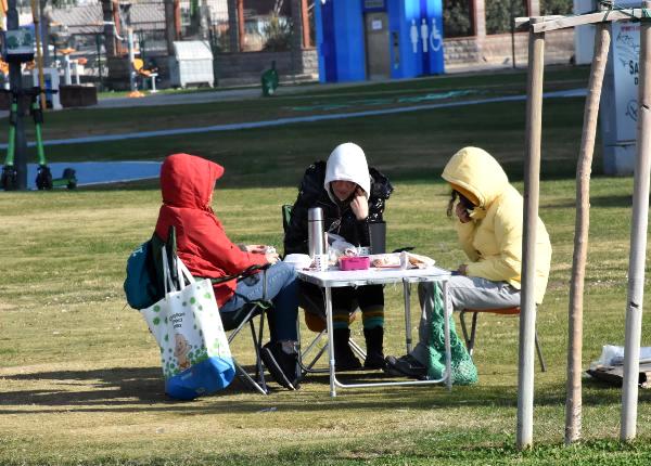 İzmir sahilinde yemek yasağı kuralına uyulmadı