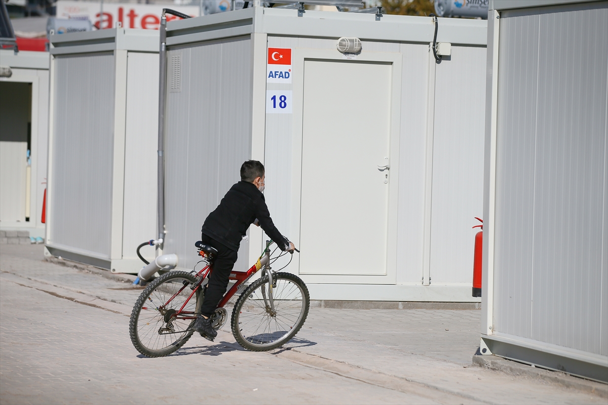 İzmirli depremzedelerin konteyner kentte yeni yaşamları