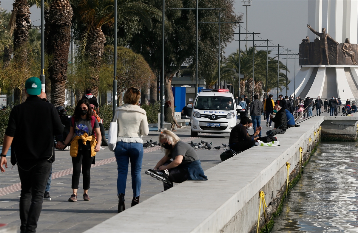 Sokağa çıkma kısıtlamasının bitmesiyle meydanlar hareketlendi