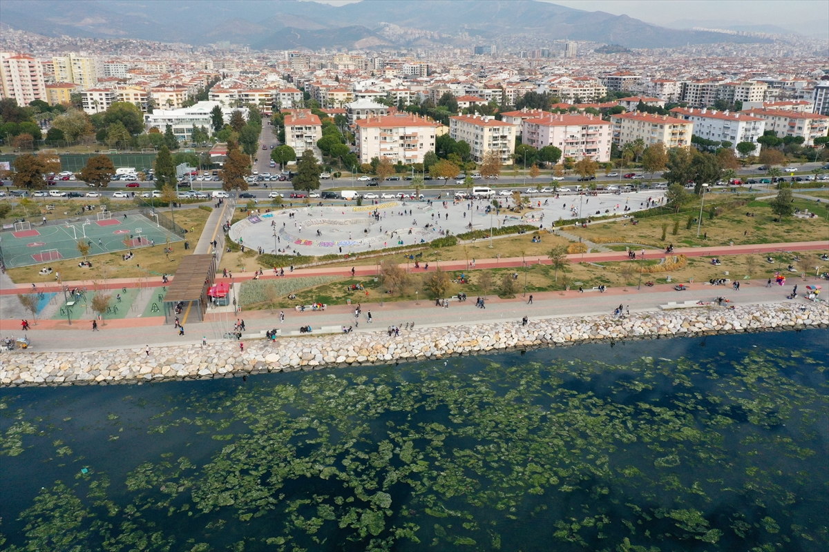 Sokağa çıkma kısıtlamasının bitmesiyle meydanlar hareketlendi