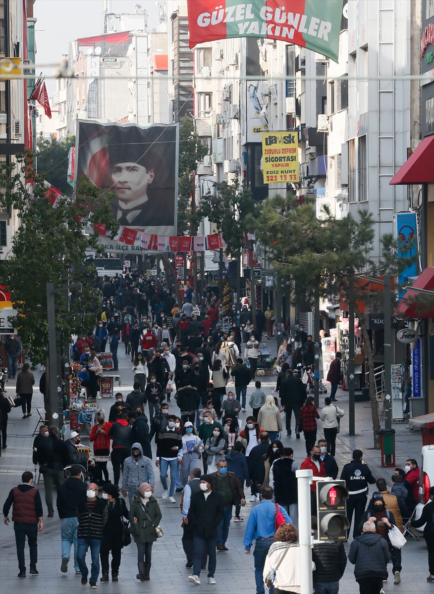 Sokağa çıkma kısıtlamasının bitmesiyle meydanlar hareketlendi