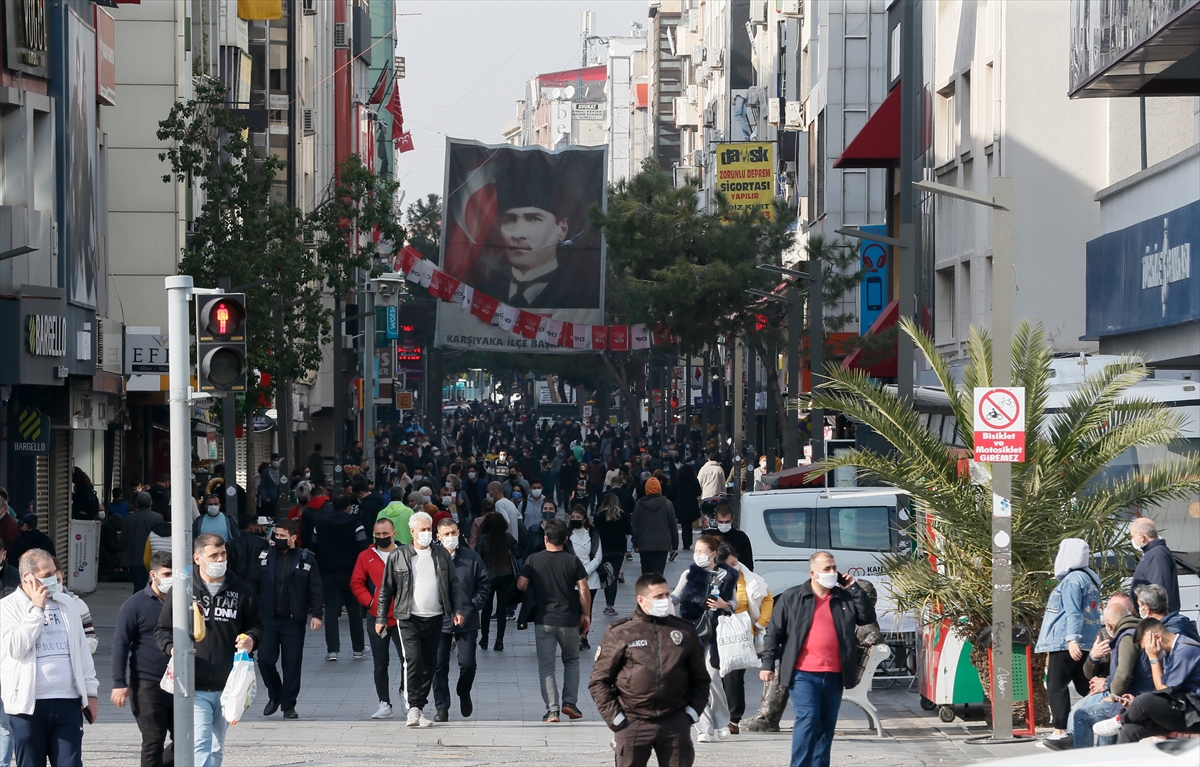 Sokağa çıkma kısıtlamasının bitmesiyle meydanlar hareketlendi