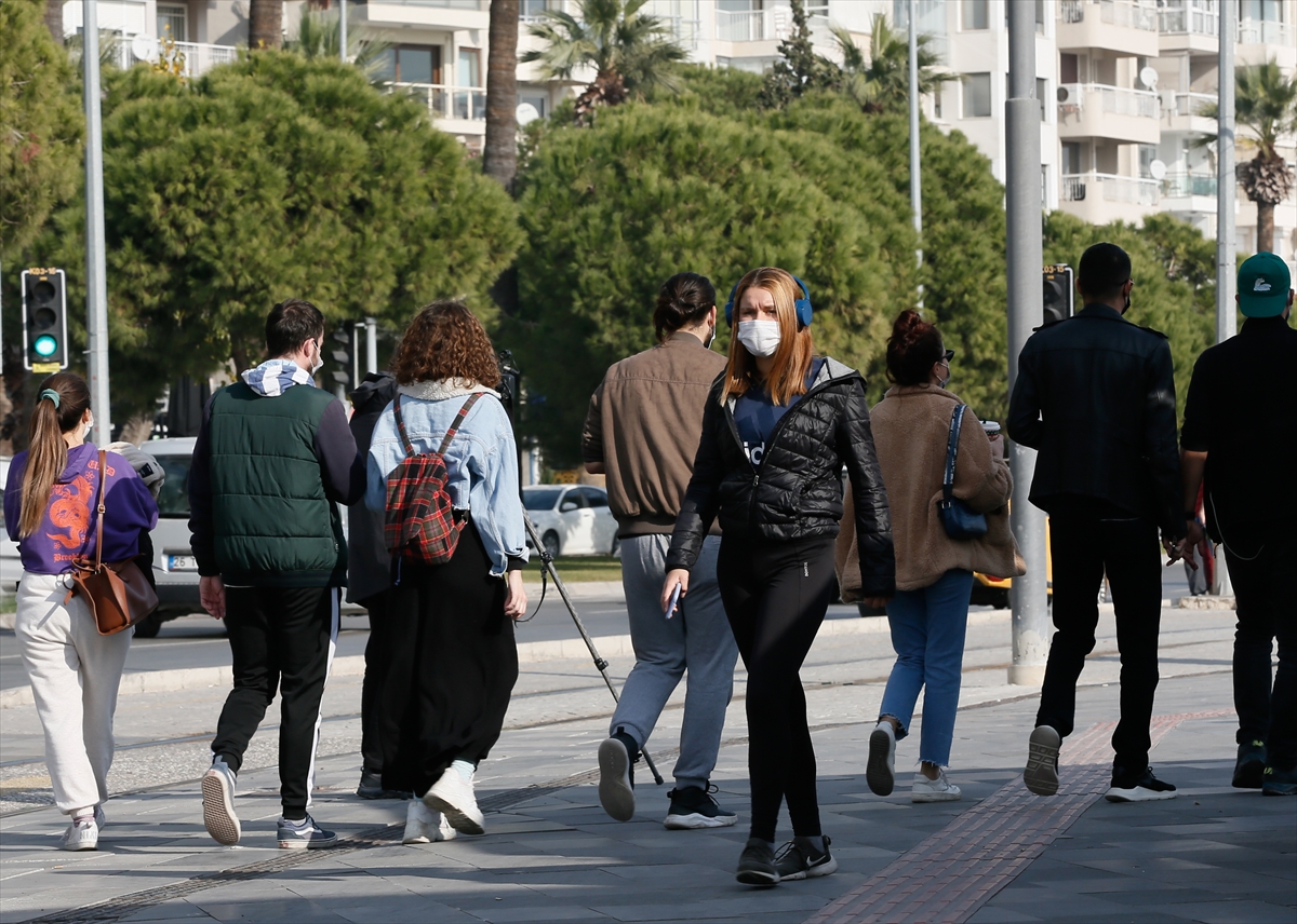 Sokağa çıkma kısıtlamasının bitmesiyle meydanlar hareketlendi