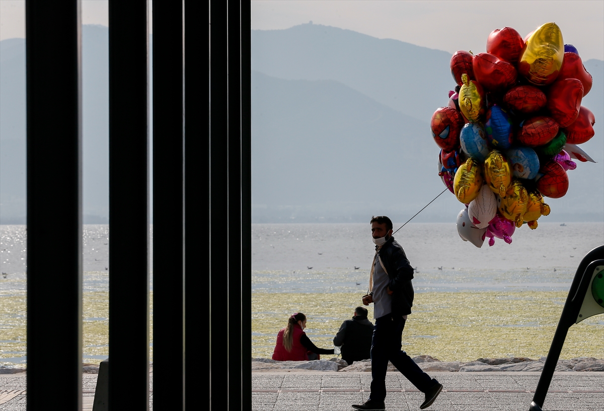 Sokağa çıkma kısıtlamasının bitmesiyle meydanlar hareketlendi