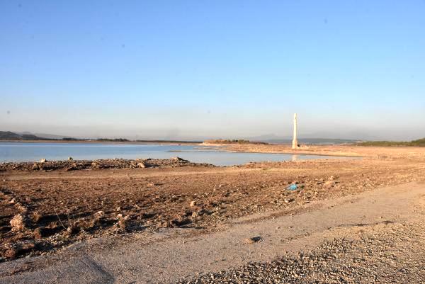 Baraj suları çekildi, köyün kalıntıları ortaya çıktı