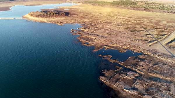 Baraj suları çekildi, köyün kalıntıları ortaya çıktı