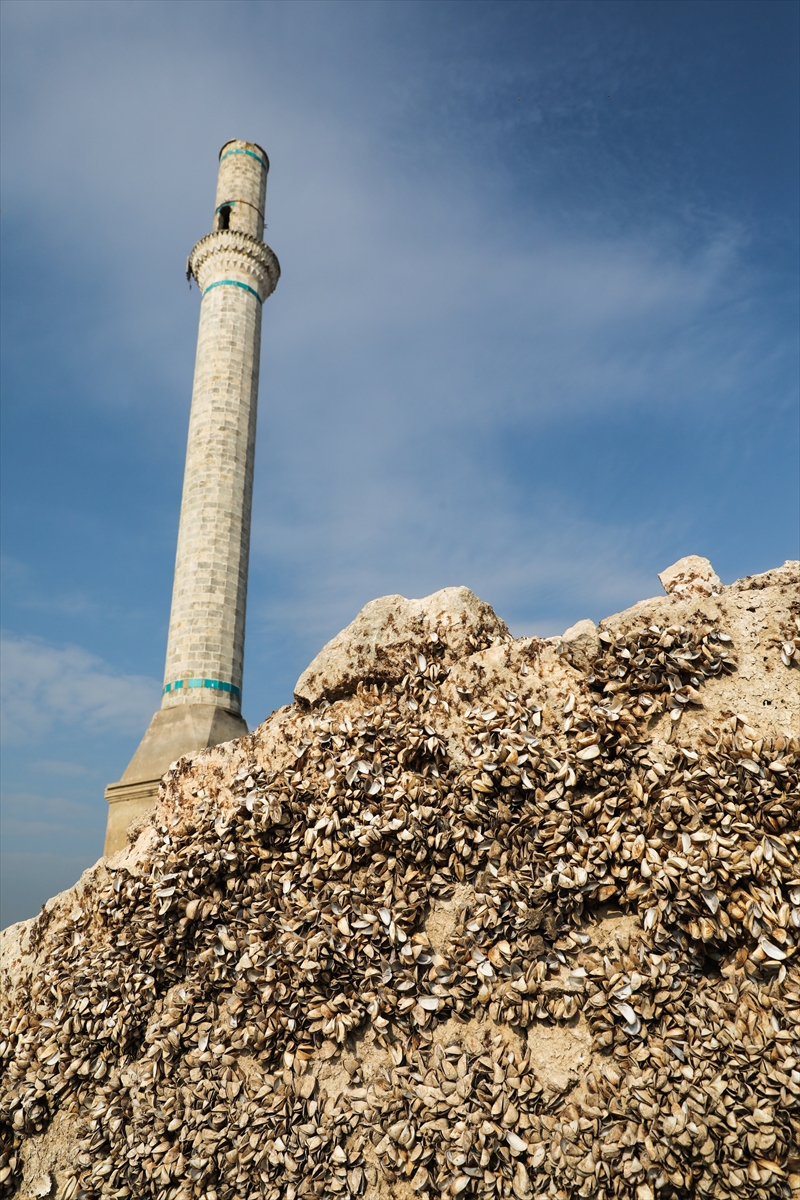 Baraj suları çekildi, köyün kalıntıları ortaya çıktı