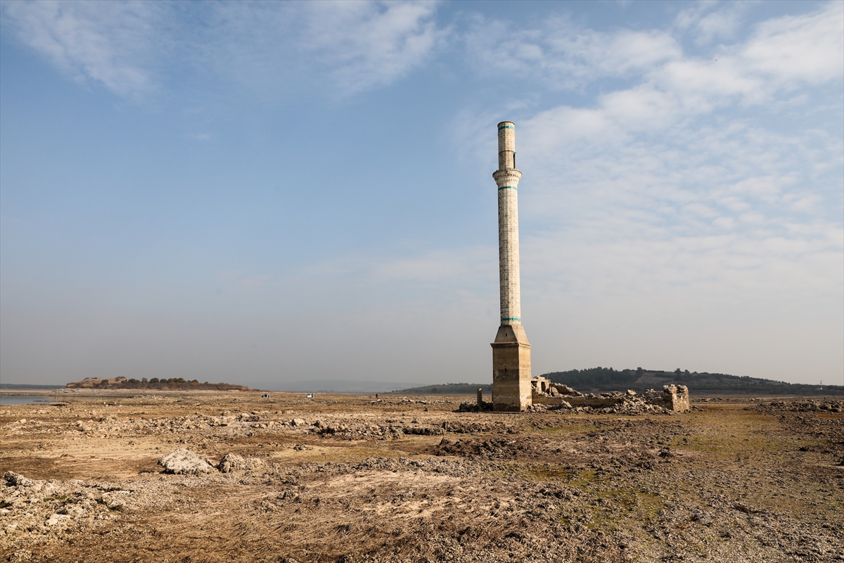 Baraj suları çekildi, köyün kalıntıları ortaya çıktı