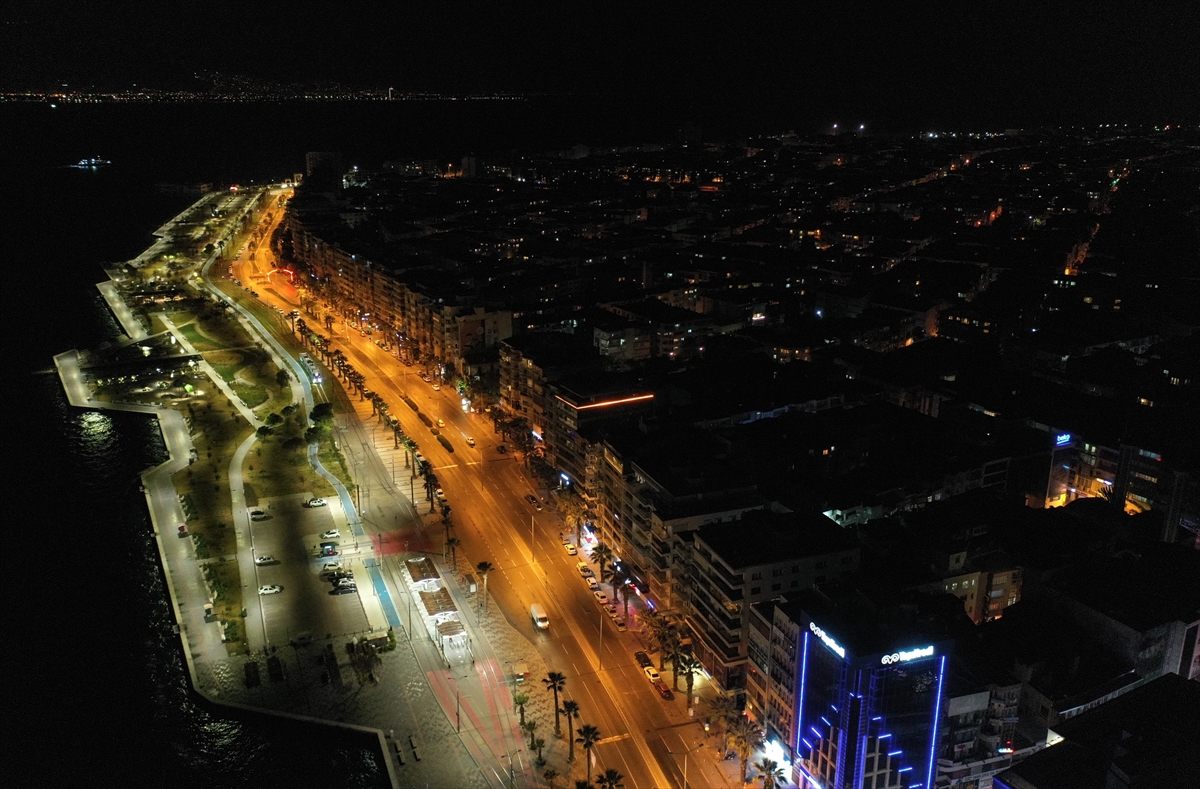 İzmir'de cadde ve sokaklar sessizliğe büründü