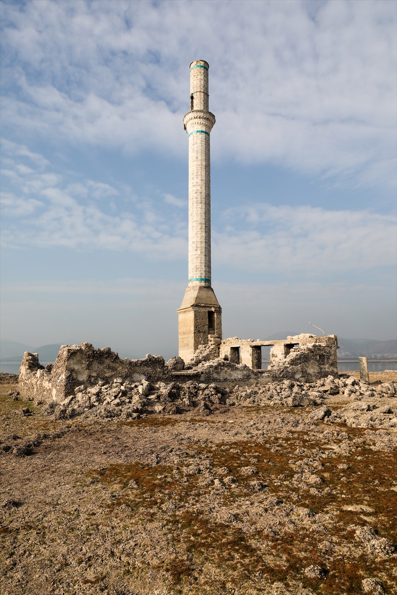 Baraj suları çekildi, köyün kalıntıları ortaya çıktı