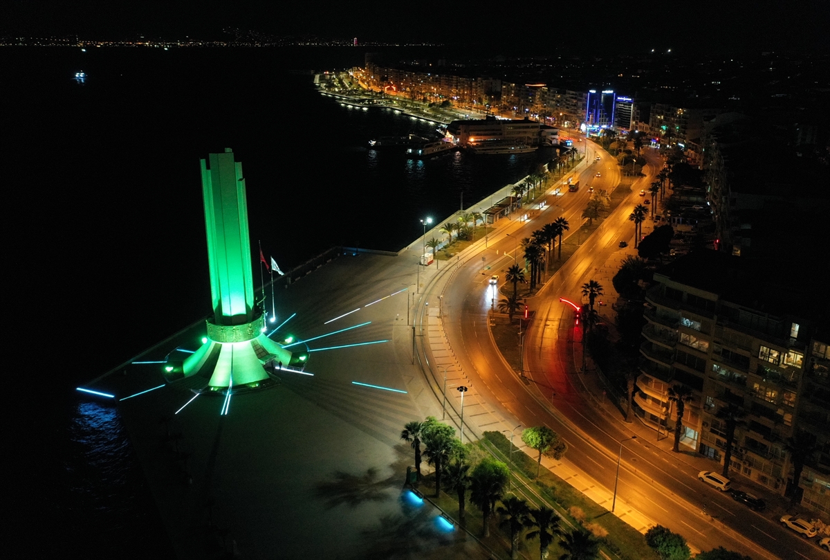 İzmir'de cadde ve sokaklar sessizliğe büründü