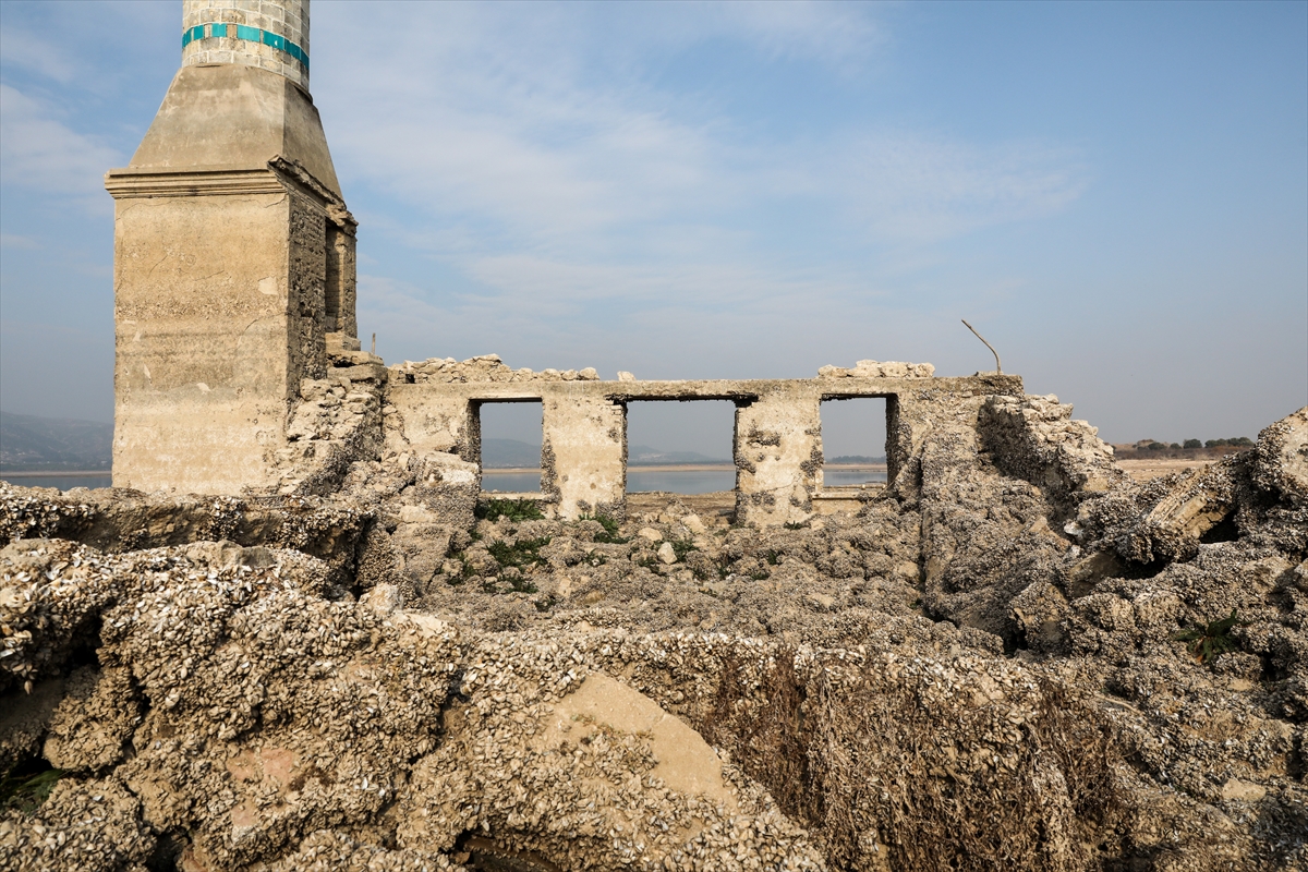 Baraj suları çekildi, köyün kalıntıları ortaya çıktı