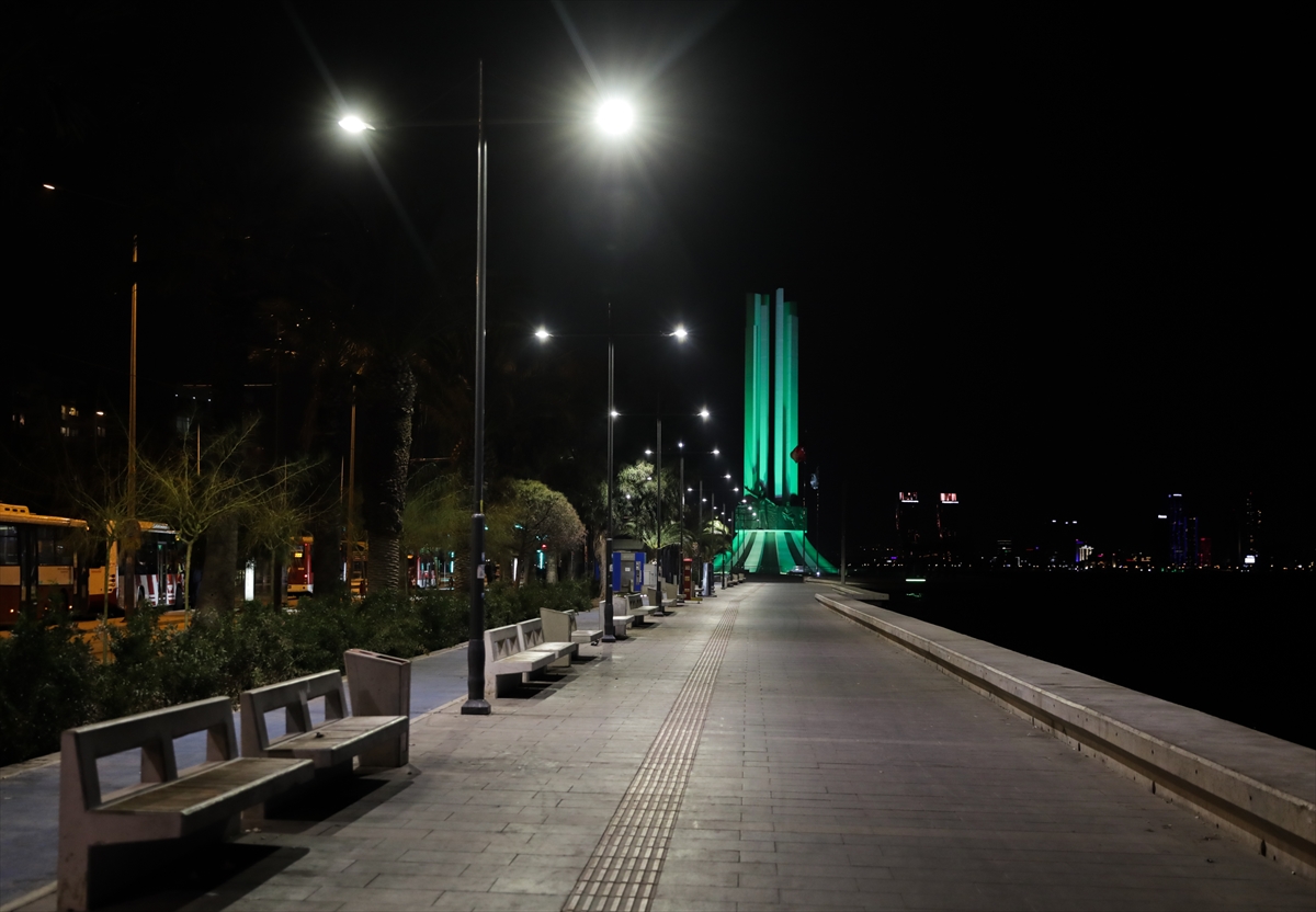 İzmir'de cadde ve sokaklar sessizliğe büründü