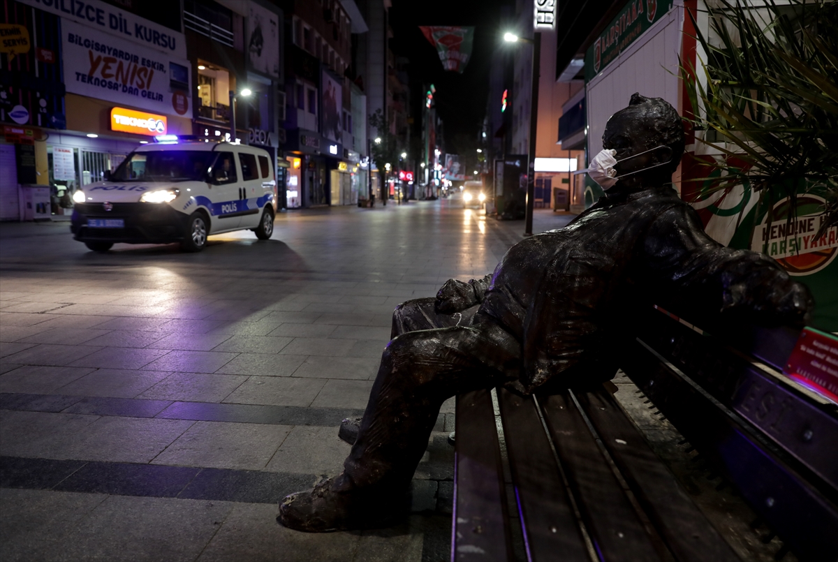 İzmir'de cadde ve sokaklar sessizliğe büründü