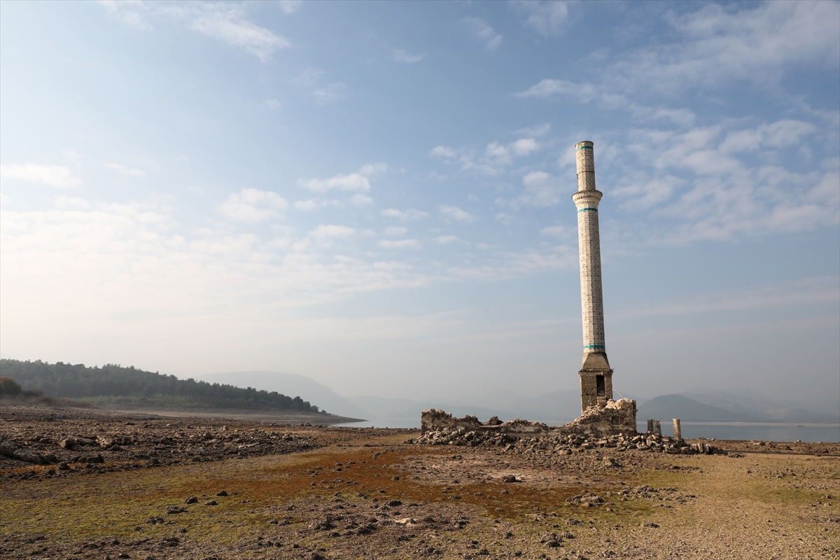 Baraj suları çekildi, köyün kalıntıları ortaya çıktı