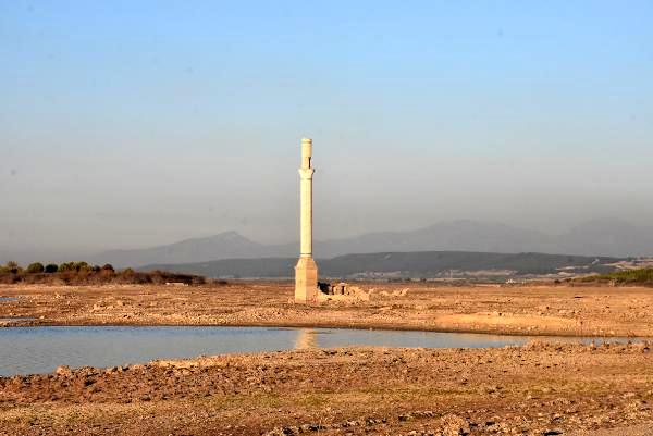 Baraj suları çekildi, köyün kalıntıları ortaya çıktı