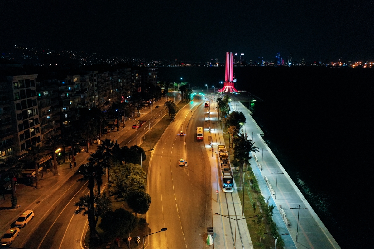 İzmir'de cadde ve sokaklar sessizliğe büründü