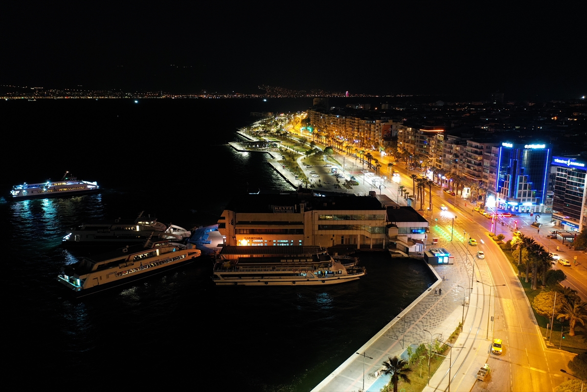 İzmir'de cadde ve sokaklar sessizliğe büründü