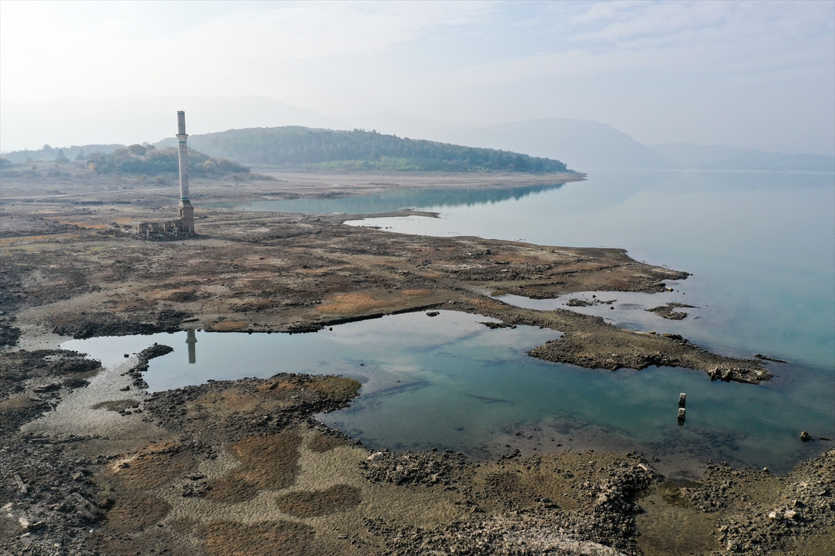 Baraj suları çekildi, köyün kalıntıları ortaya çıktı