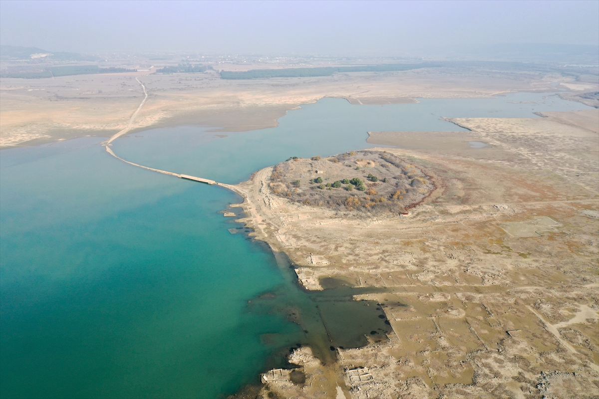 Baraj suları çekildi, köyün kalıntıları ortaya çıktı