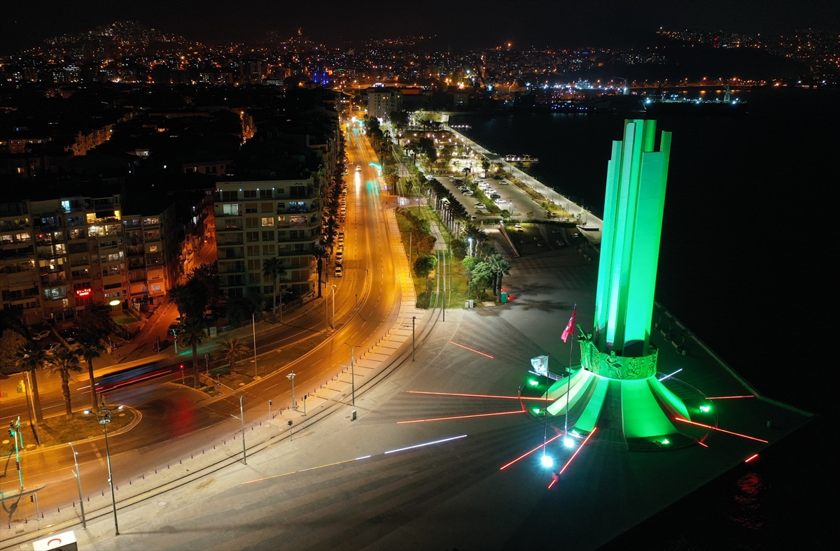 İzmir'de cadde ve sokaklar sessizliğe büründü