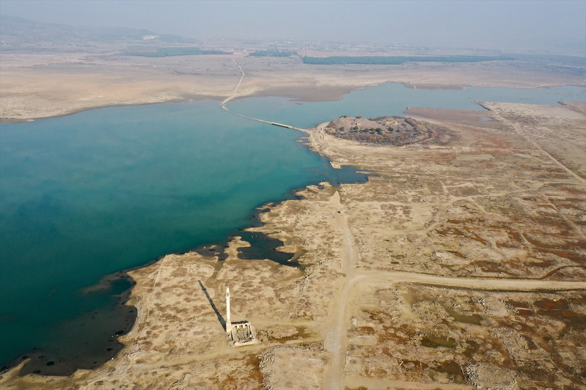 Baraj suları çekildi, köyün kalıntıları ortaya çıktı