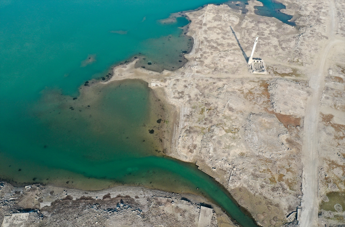 Baraj suları çekildi, köyün kalıntıları ortaya çıktı