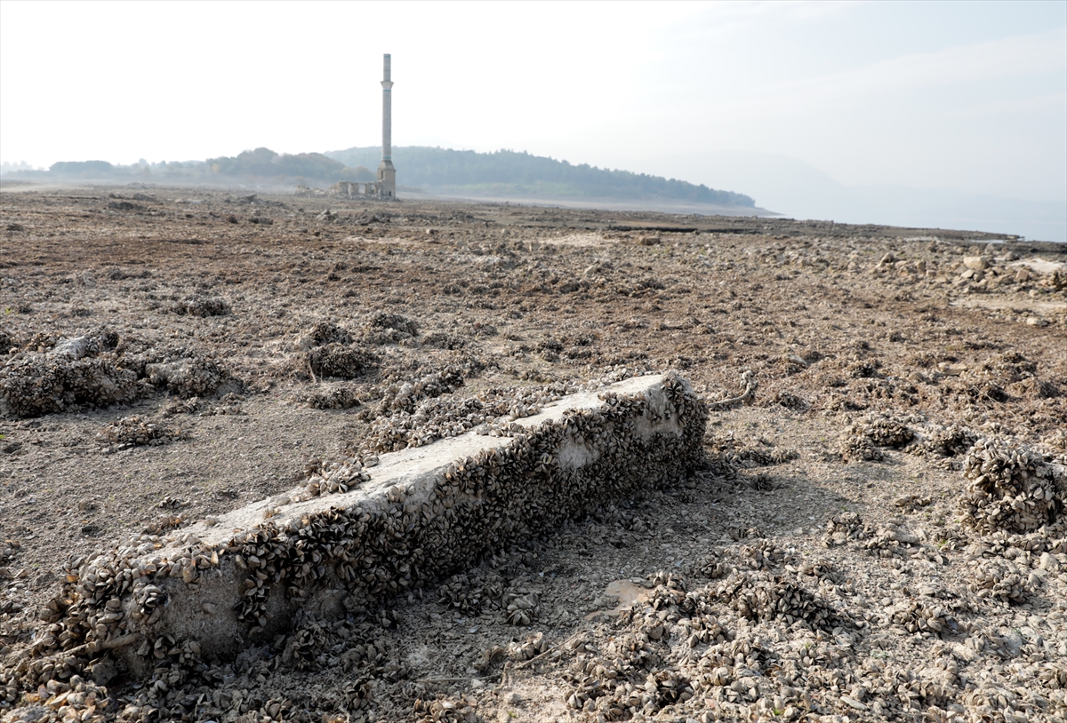 Baraj suları çekildi, köyün kalıntıları ortaya çıktı