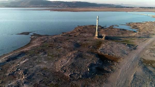 Baraj suları çekildi, köyün kalıntıları ortaya çıktı