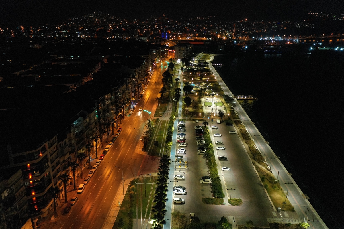 İzmir'de cadde ve sokaklar sessizliğe büründü