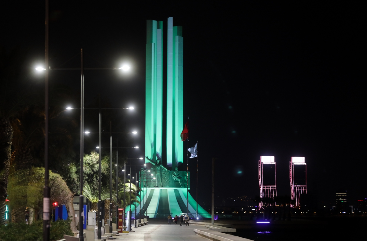 İzmir'de cadde ve sokaklar sessizliğe büründü