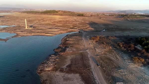 Baraj suları çekildi, köyün kalıntıları ortaya çıktı