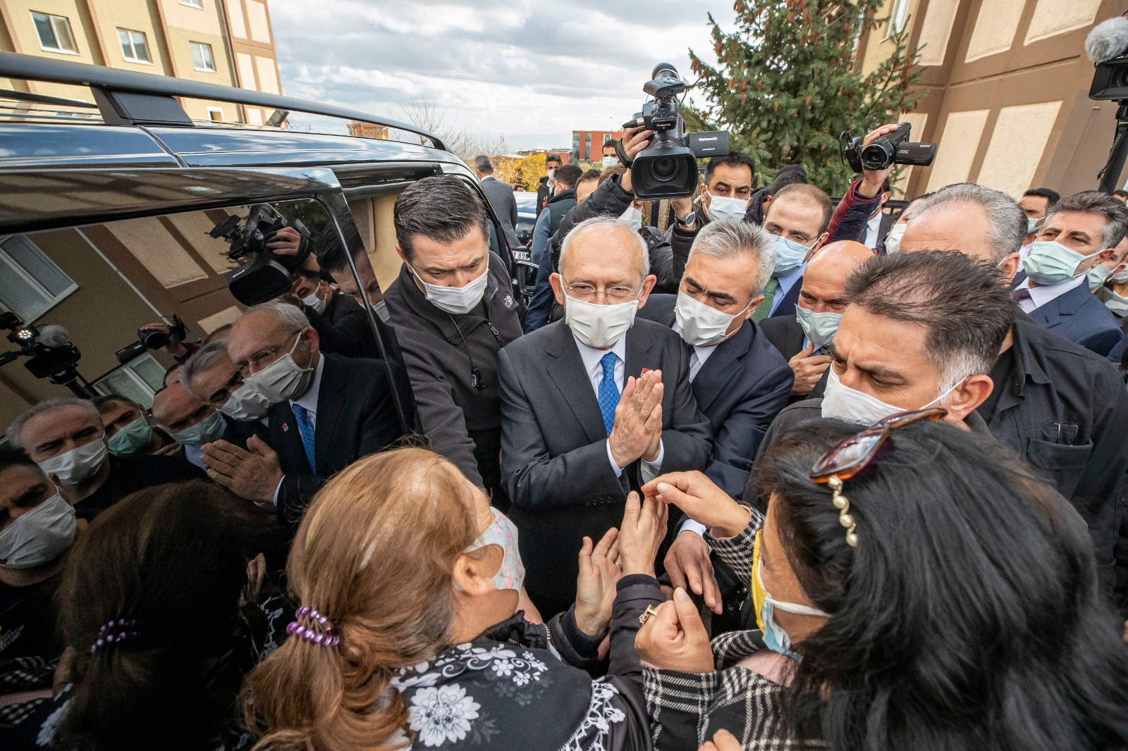 Kılıçdaroğlu, Elif ve Ayda bebekleri ziyaret etti