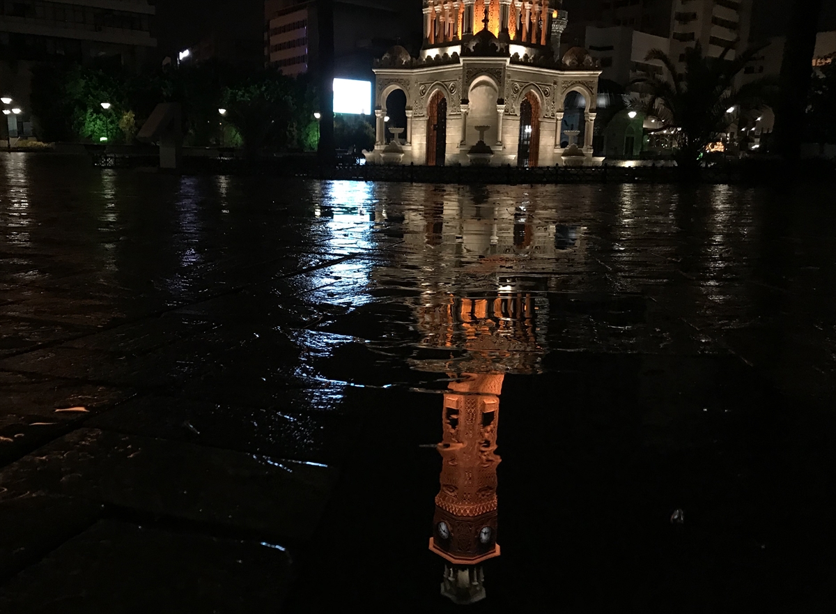 İzmir'de sağanak yağış etkili oldu!