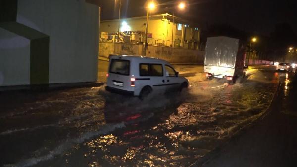 İzmir'de sağanak yağış etkili oldu!