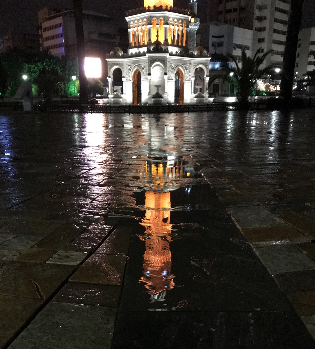 İzmir'de sağanak yağış etkili oldu!