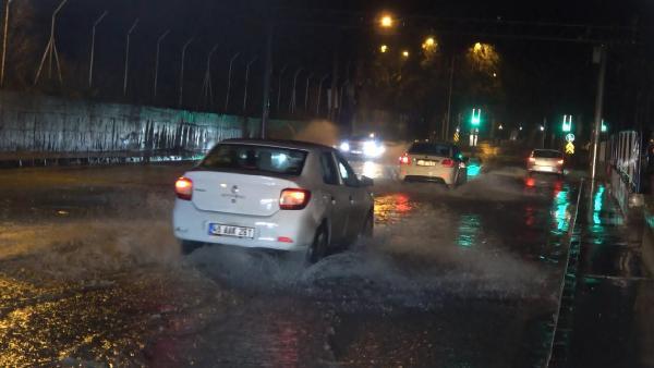 İzmir'de sağanak yağış etkili oldu!