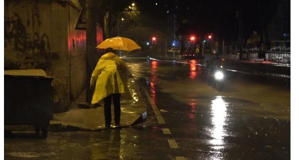 İzmir'de sağanak yağış etkili oldu!