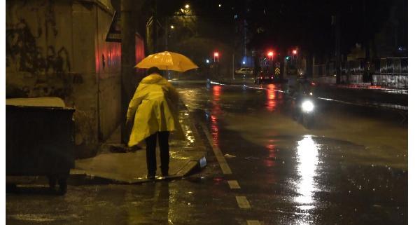 İzmir'de sağanak yağış etkili oldu!