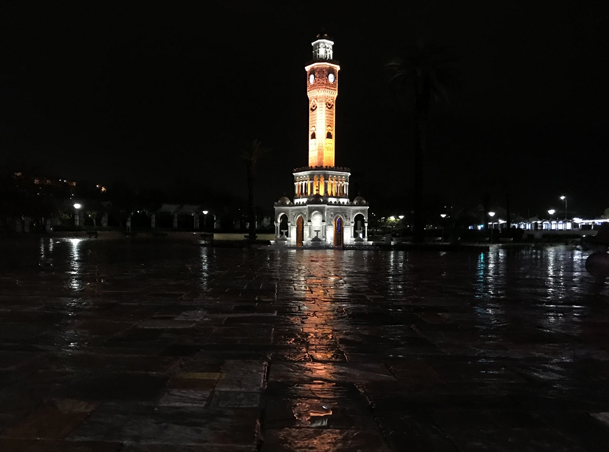 İzmir'de sağanak yağış etkili oldu!