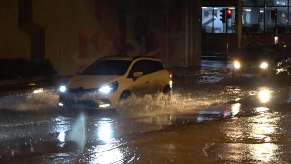 İzmir'de sağanak yağış etkili oldu!