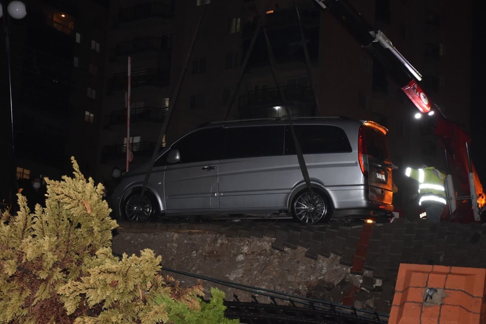 Sitenin istinat duvarı çöktü, 29 araçta hasar oluştu