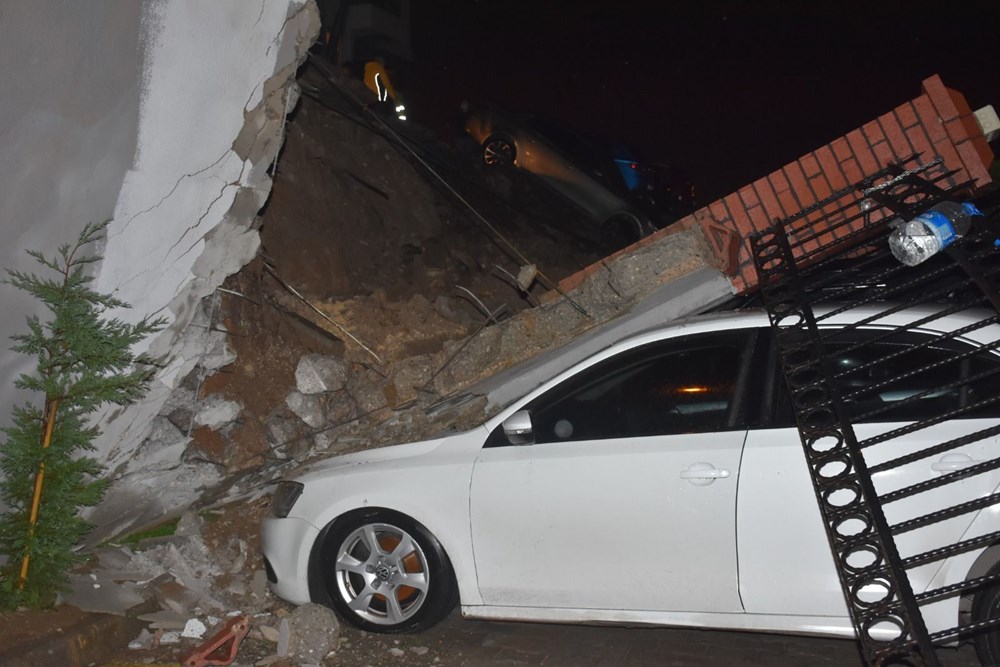 Sitenin istinat duvarı çöktü, 29 araçta hasar oluştu