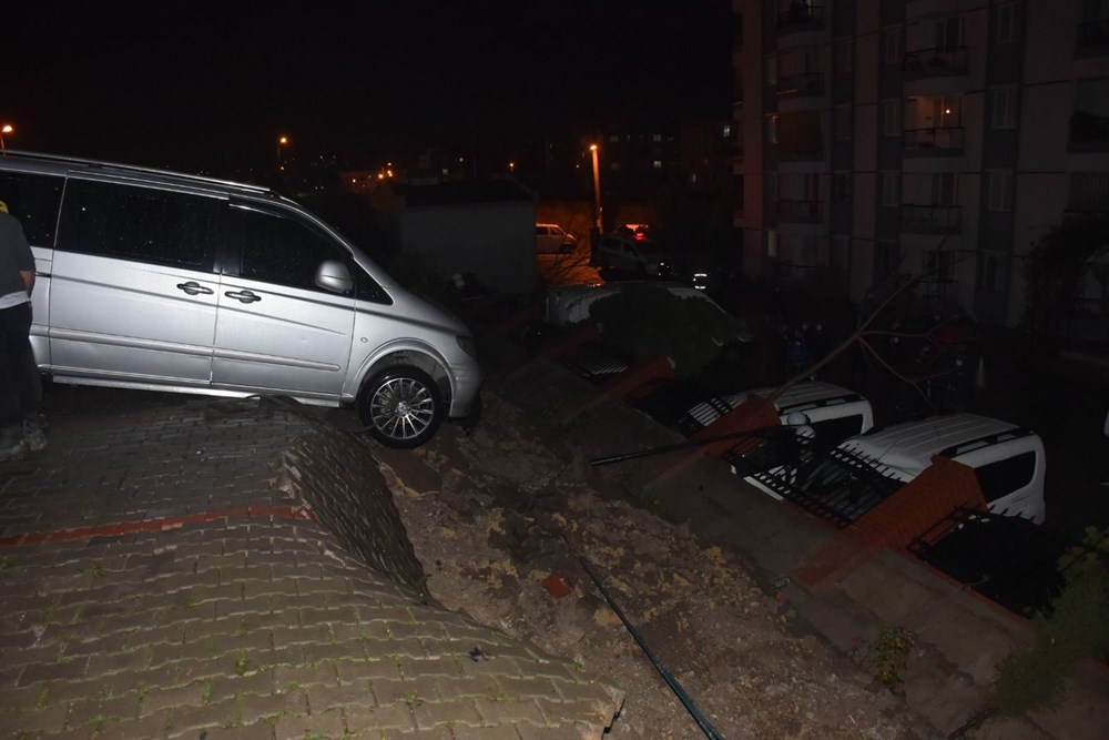 Sitenin istinat duvarı çöktü, 29 araçta hasar oluştu