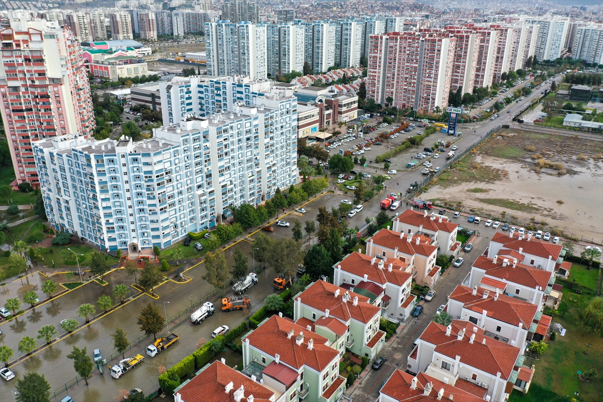 Mavişehir'de denizin taşması sonucu araçlar su altında kaldı