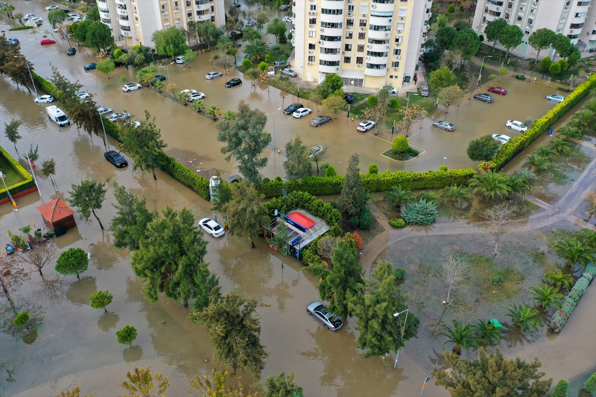 Mavişehir'de denizin taşması sonucu araçlar su altında kaldı