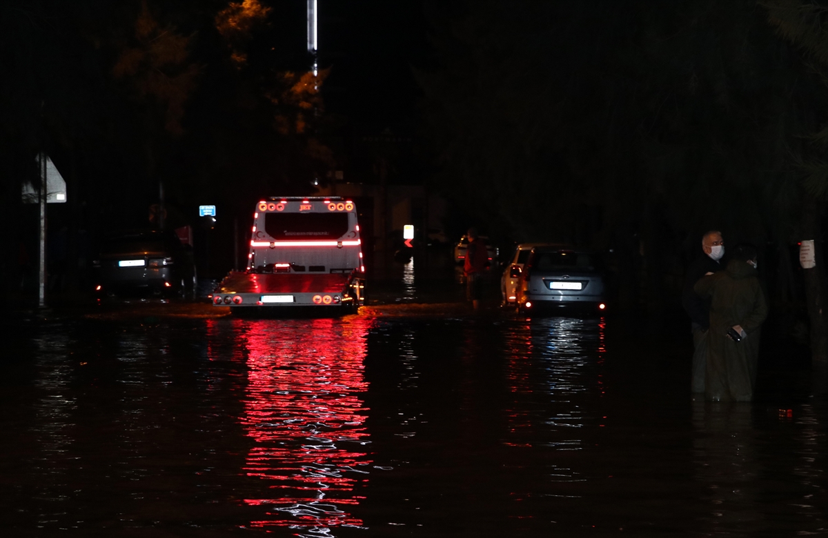 Mavişehir'de denizin taşması sonucu araçlar su altında kaldı