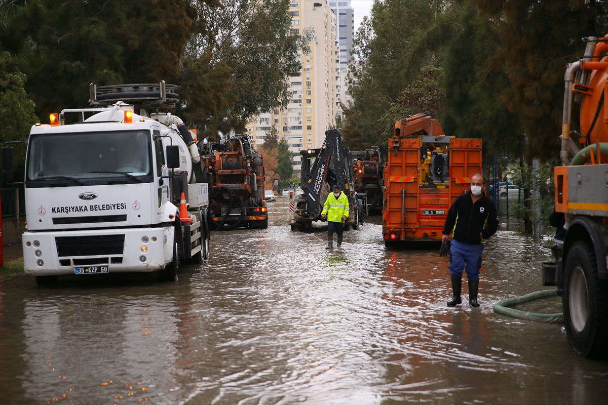 Mavişehir'de denizin taşması sonucu araçlar su altında kaldı